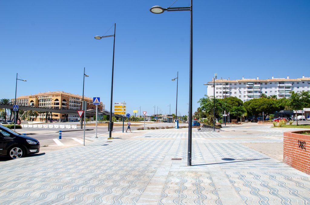 San Pedro Playa vs San Pedro Town: Which Side of the Boulevard Suits You? 2 San Pedro Town San Pedro Town